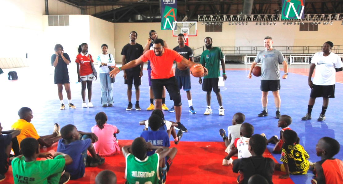 Visiting U.S. Trainer Patrick White Mentors Neighborhood Kids at Basketball Clinic